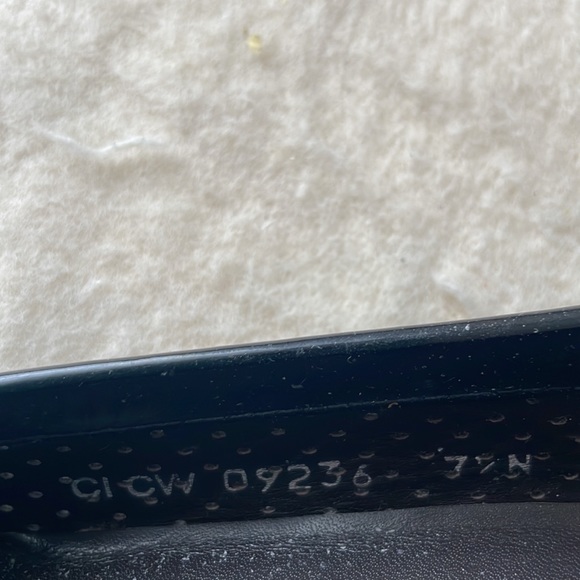 Stuart Weitzman buckle flats in Sz 7 1/2 N. In good condition - Picture 4 of 7